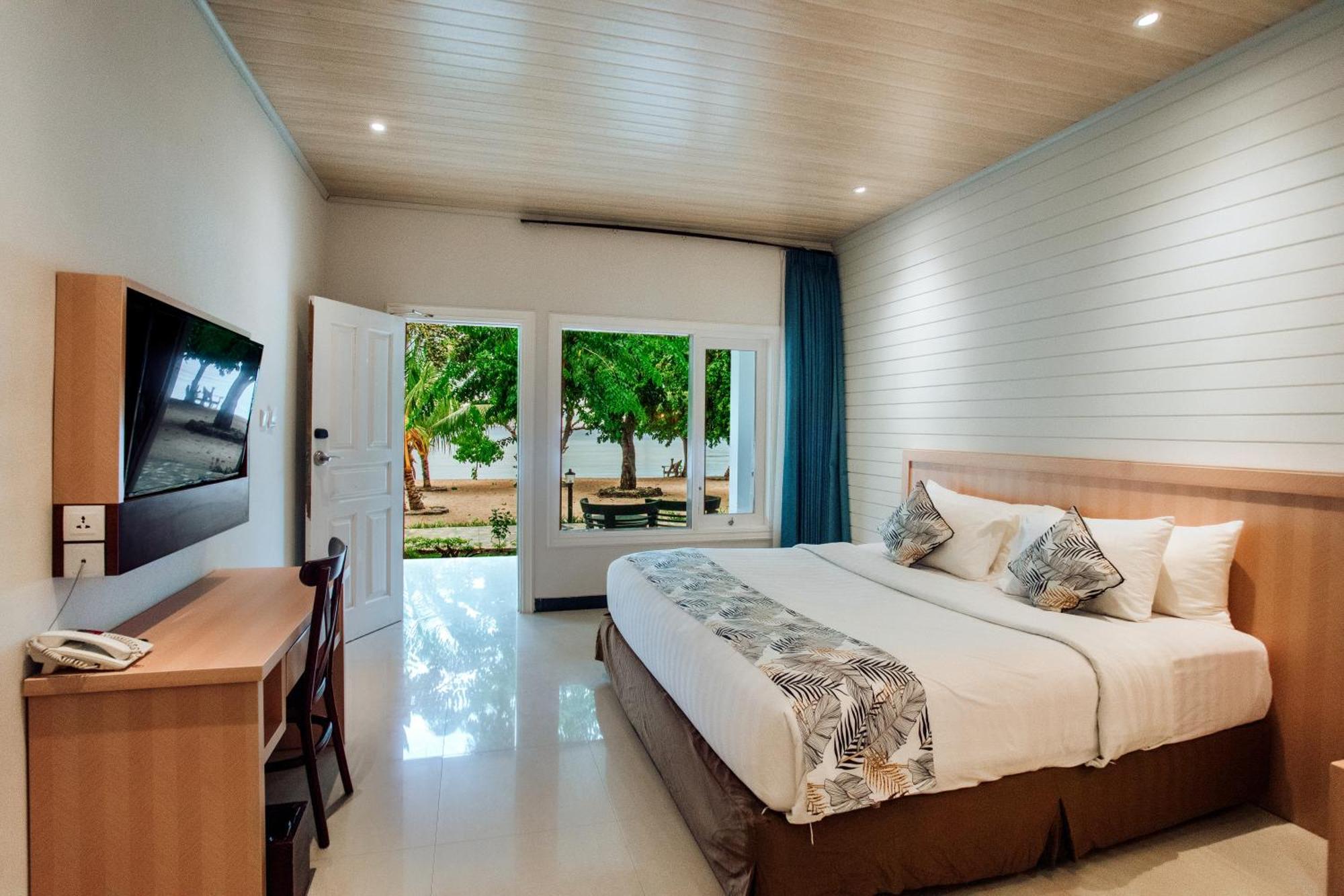 Sylvia Hotel & Resort Komodo Labuan Bajo Exterior photo