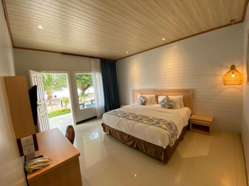 Sylvia Hotel & Resort Komodo Labuan Bajo Exterior photo